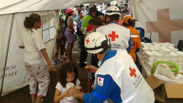 Comunidad afectada recibe ayudas