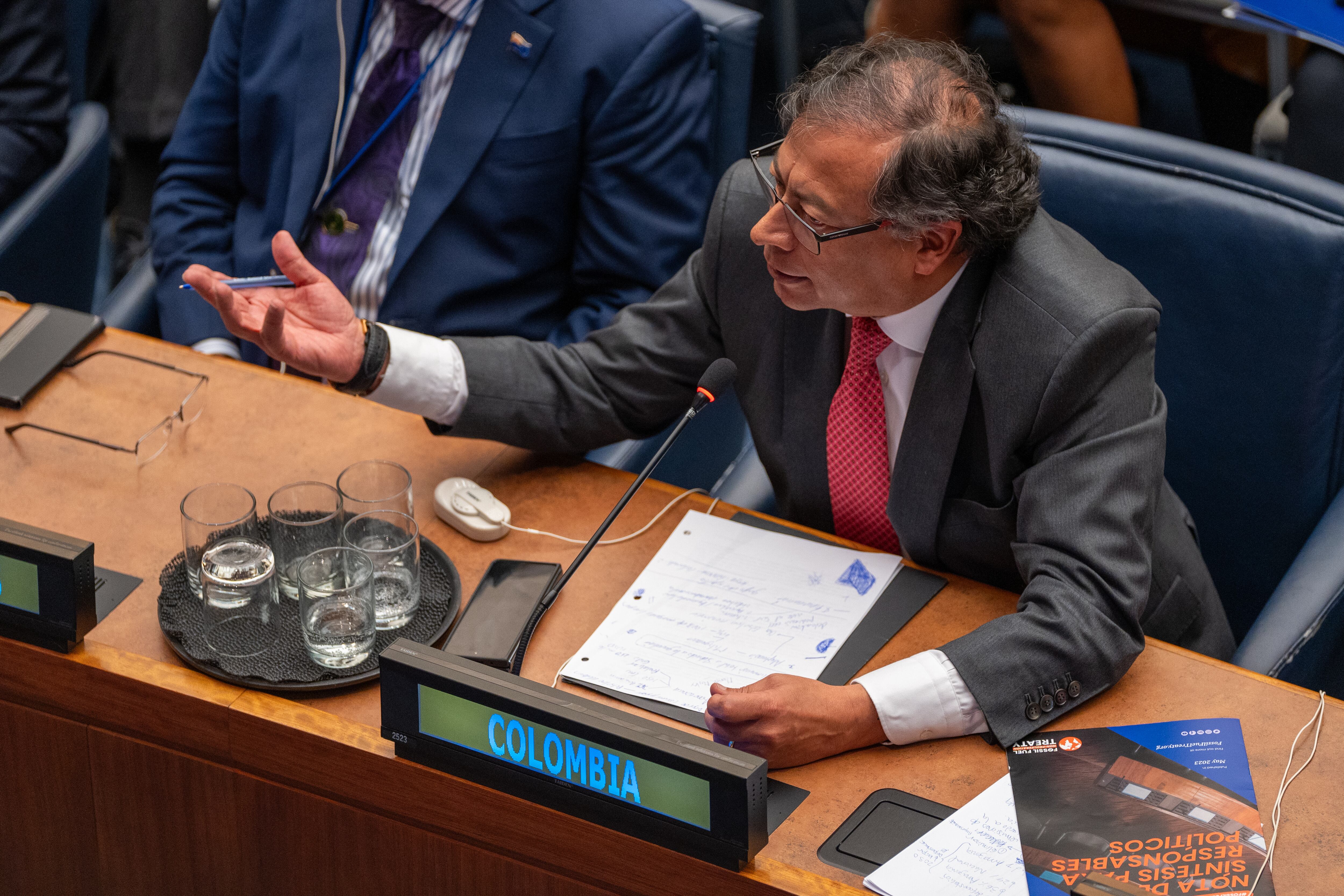 USA9112. NACIONES UNIDAS (ESTADOS UNIDOS), 20/09/2023.- El presidente de Colombia, Gustavo Petro, habla en la Cumbre de Acción Climática realizada hoy, con motivo de la Asamblea General de Naciones Unidas en la sede del organismo en Nueva York (EEUU). El secretario general de la ONU, António Guterres, alertó este miércoles a los líderes del mundo diciendo que "Abrimos las puertas del infierno" al no actuar de manera decisiva contra la crisis climática, durante una cumbre con motivo de la Asamblea General de Naciones Unidas que se celebra en Nueva York. EFE/ Ángel Colmenares