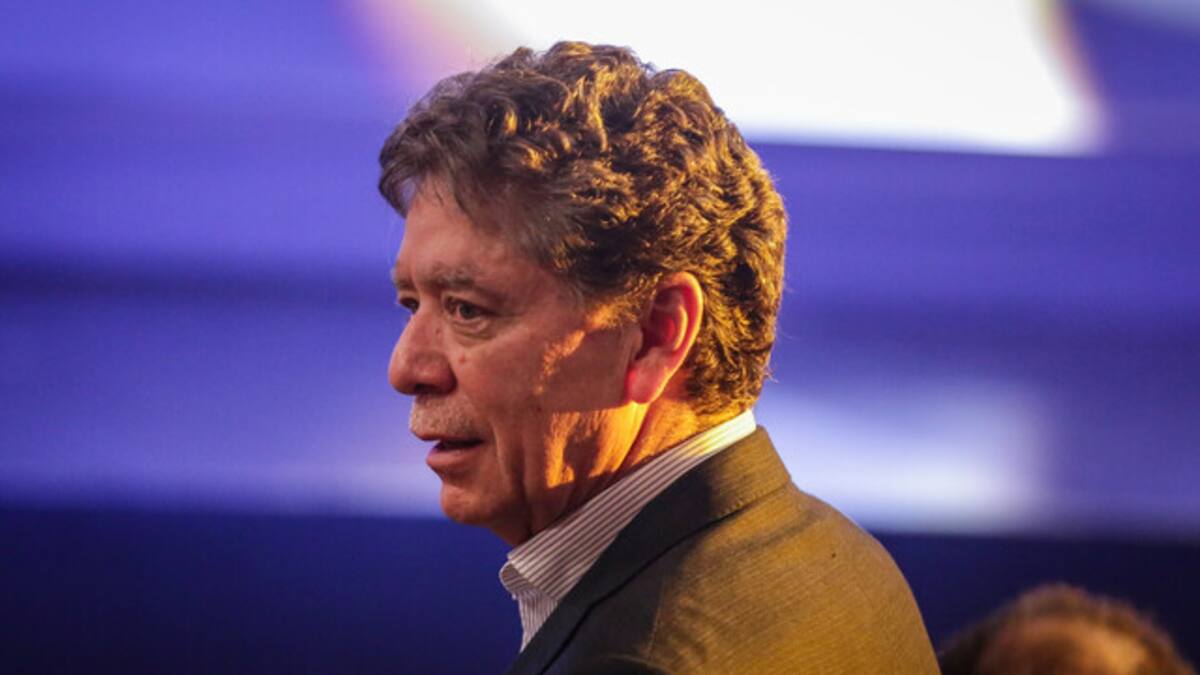 “La democracia no tambalea, pero puede caer”: Bruce Mac Master llama a protegerla en su nuevo libro
