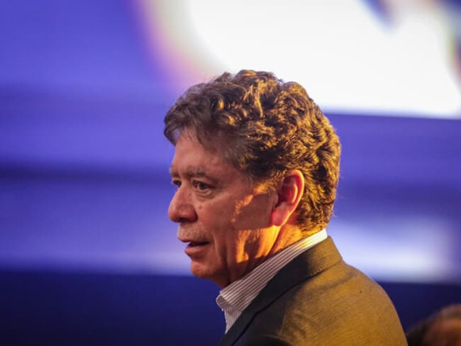 “La democracia no tambalea, pero puede caer”: Bruce Mac Master llama a protegerla en su nuevo libro