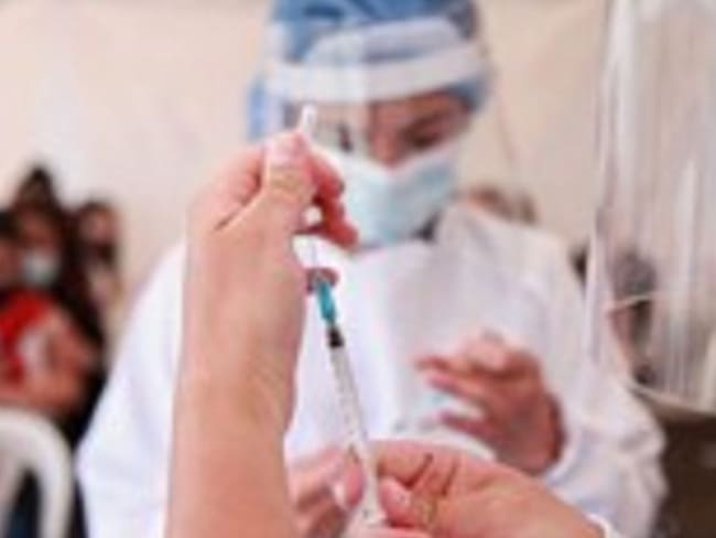 La ciencia confirma que vacuna contra la COVID genera cambios menstruales