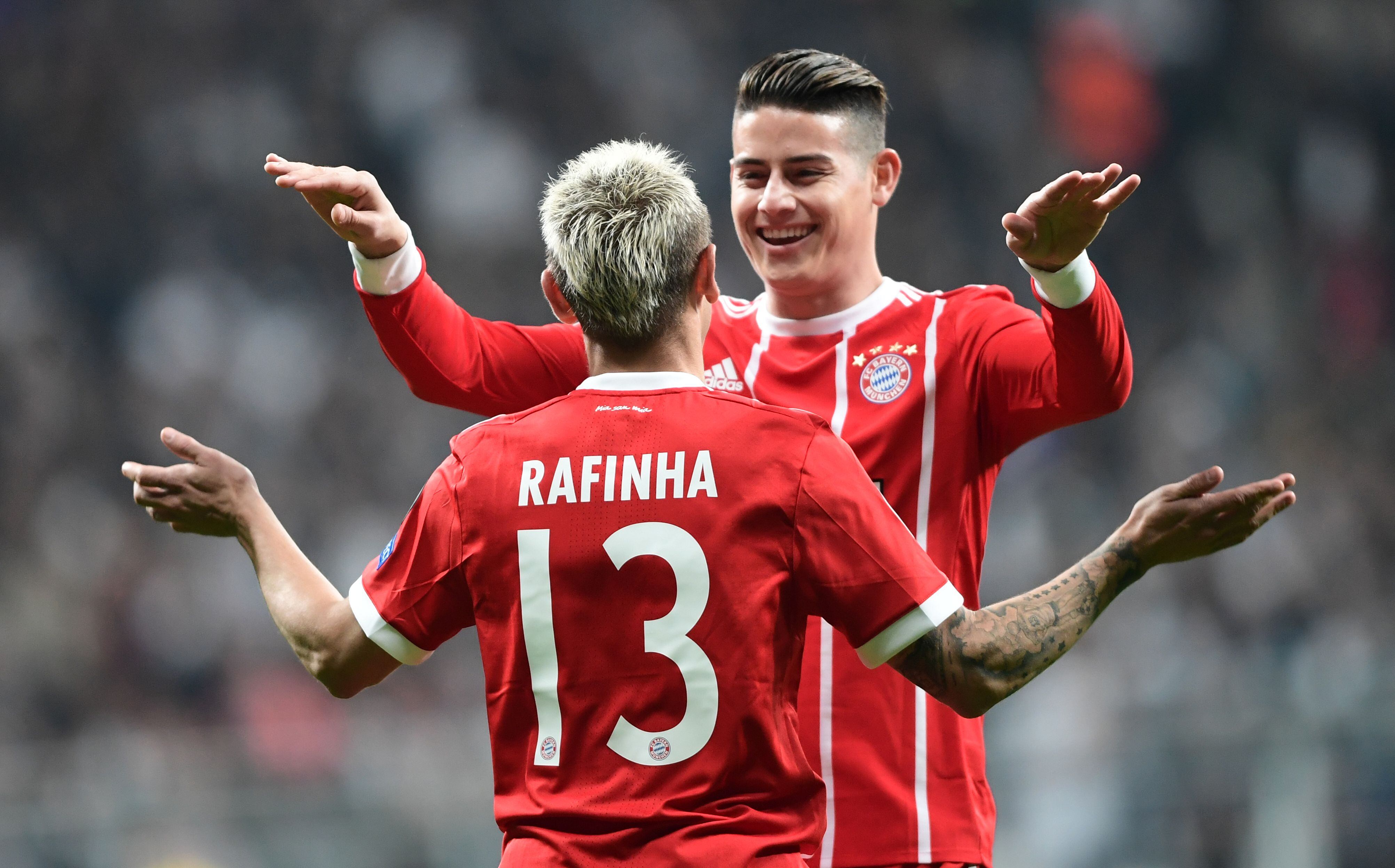 James Rodríguez festeja un gol con Rafinha, cuando ambos coincidieron en el Bayern Múnich. (Photo credit should read OZAN KOSE/AFP via Getty Images)
