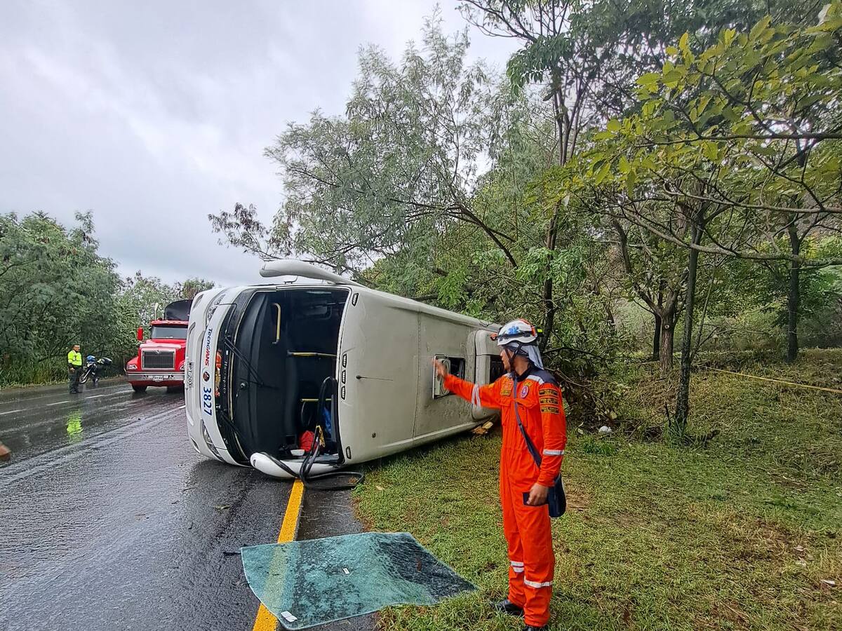 Dos muertos y siete heridos en accidente de tránsito en vías del Tolima