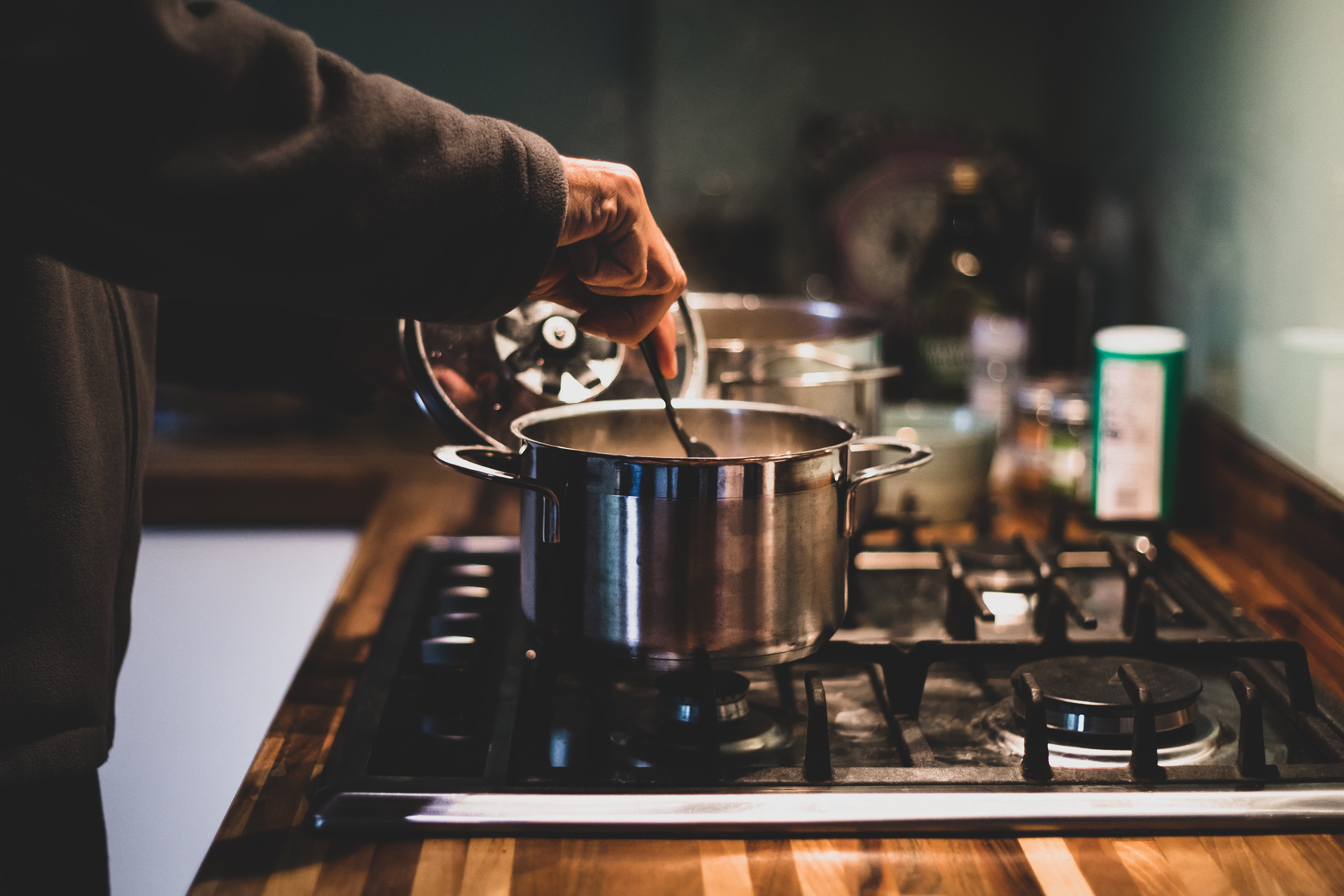 Hombre preparando la cena en su casa (Foto vía Getty Images)