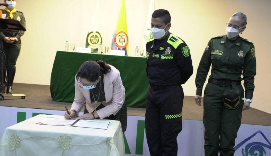 Firma de acuerdo entre Ideam y Policía Nacional. Foto: Cortesía Ideam.