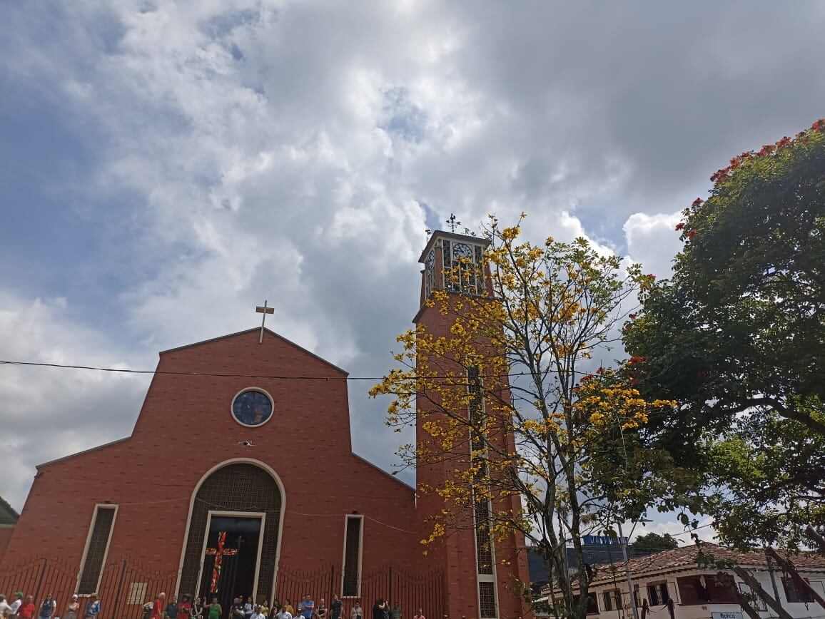 Días de tiempo seco  en el Quindío, al fondo la iglesia de Montenegro