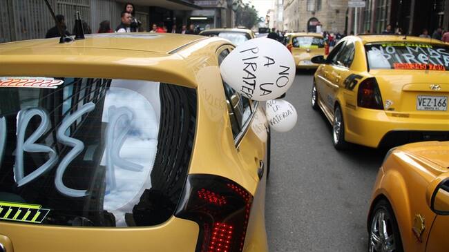 Taxistas en contra del servicio de Uber. Foto: Colprensa.