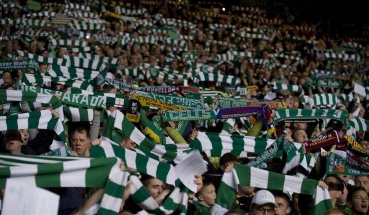Los aficionados del Celtic, animan a su equipo ante Barcelona.
