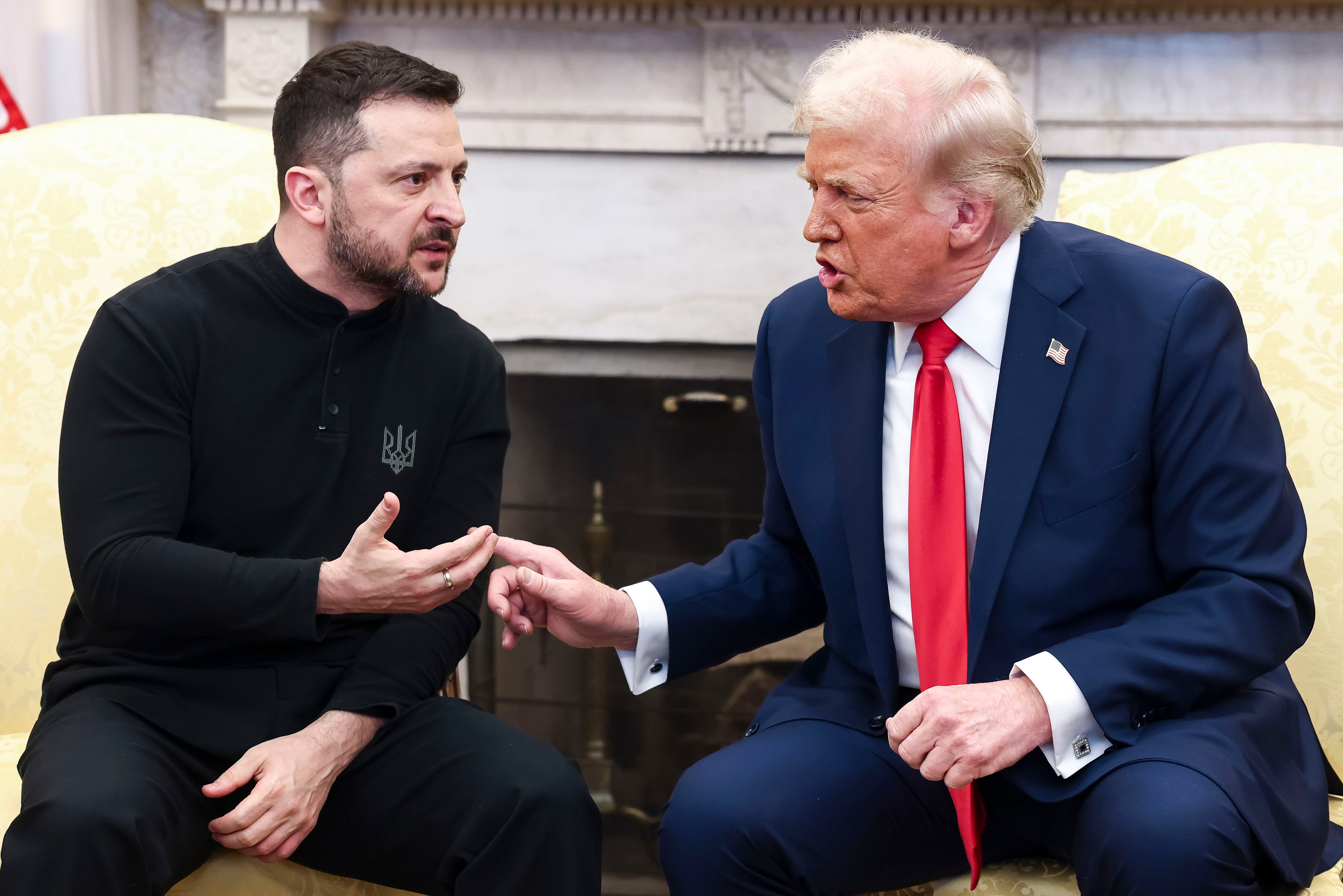 El presidente estadounidense, Donald Trump (d), habla con el presidente ucraniano Volodymyr Zelensky, durante una reunión este viernes, en la Casa Blanca en Washington (Estados Unidos). EFE/ Jim Lo Scalzo / Pool