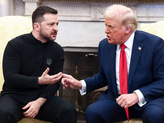 -FOTODELDÍA- JLX19. WASHINGTON (UNITED STATES), 28/02/2025.- El presidente estadounidense, Donald Trump (d), habla con el presidente ucraniano Volodymyr Zelensky, durante una reunión este viernes, en la Casa Blanca en Washington (Estados Unidos). EFE/ Jim Lo Scalzo / Pool