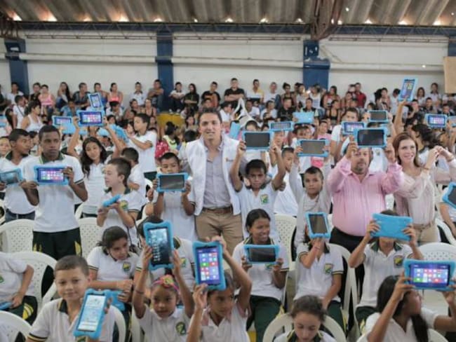 Ministerio de las TIC entregó tabletas y computadores portátiles a estudiantes de Pereira