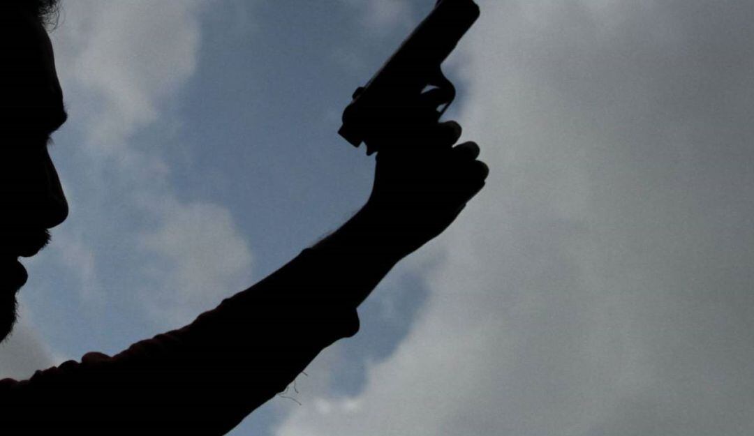 Hombre con arma de fuego 