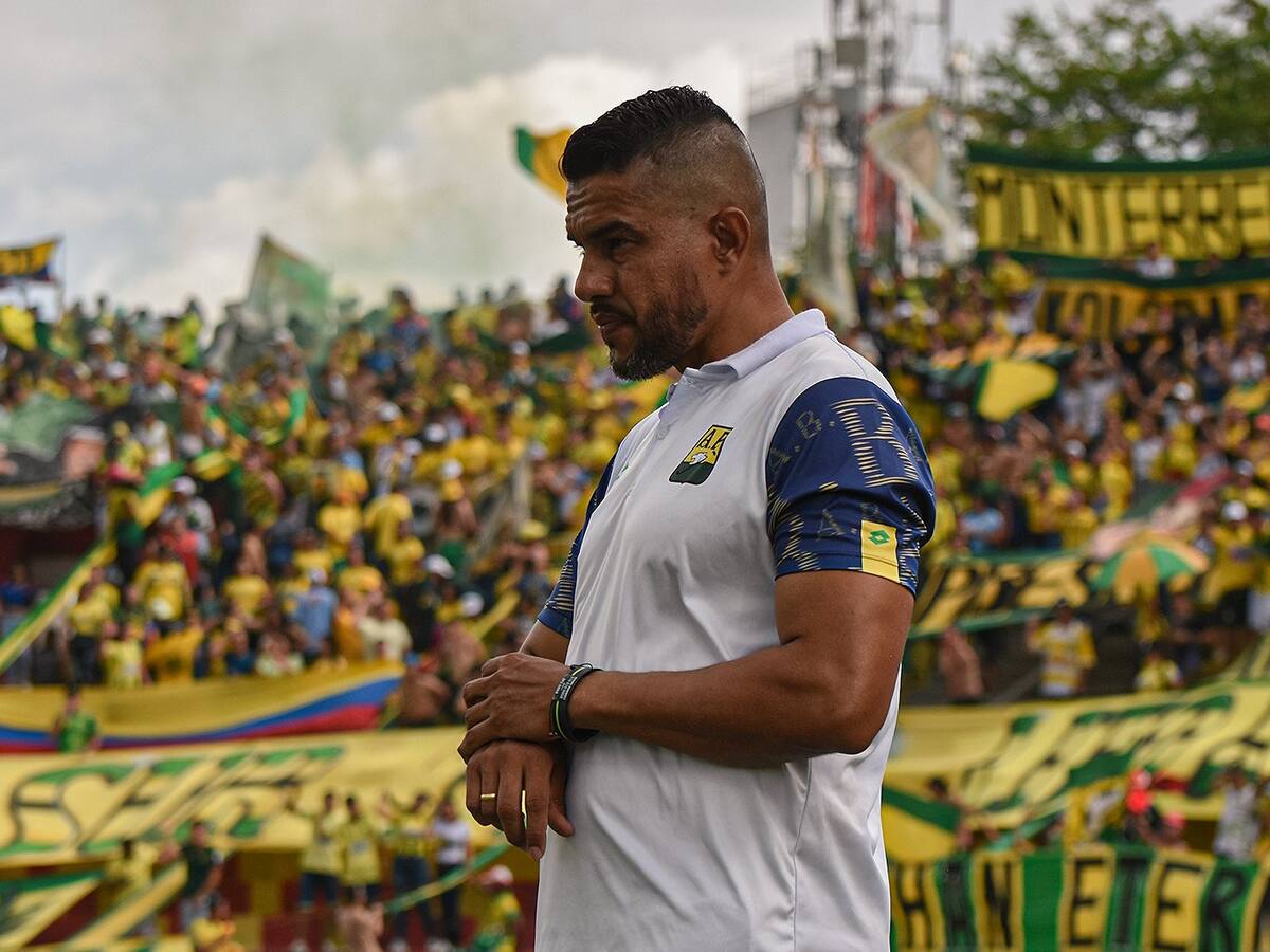 Video: central de Jaguares protagonizó insólita atajada y fue expulsado por mano penalti