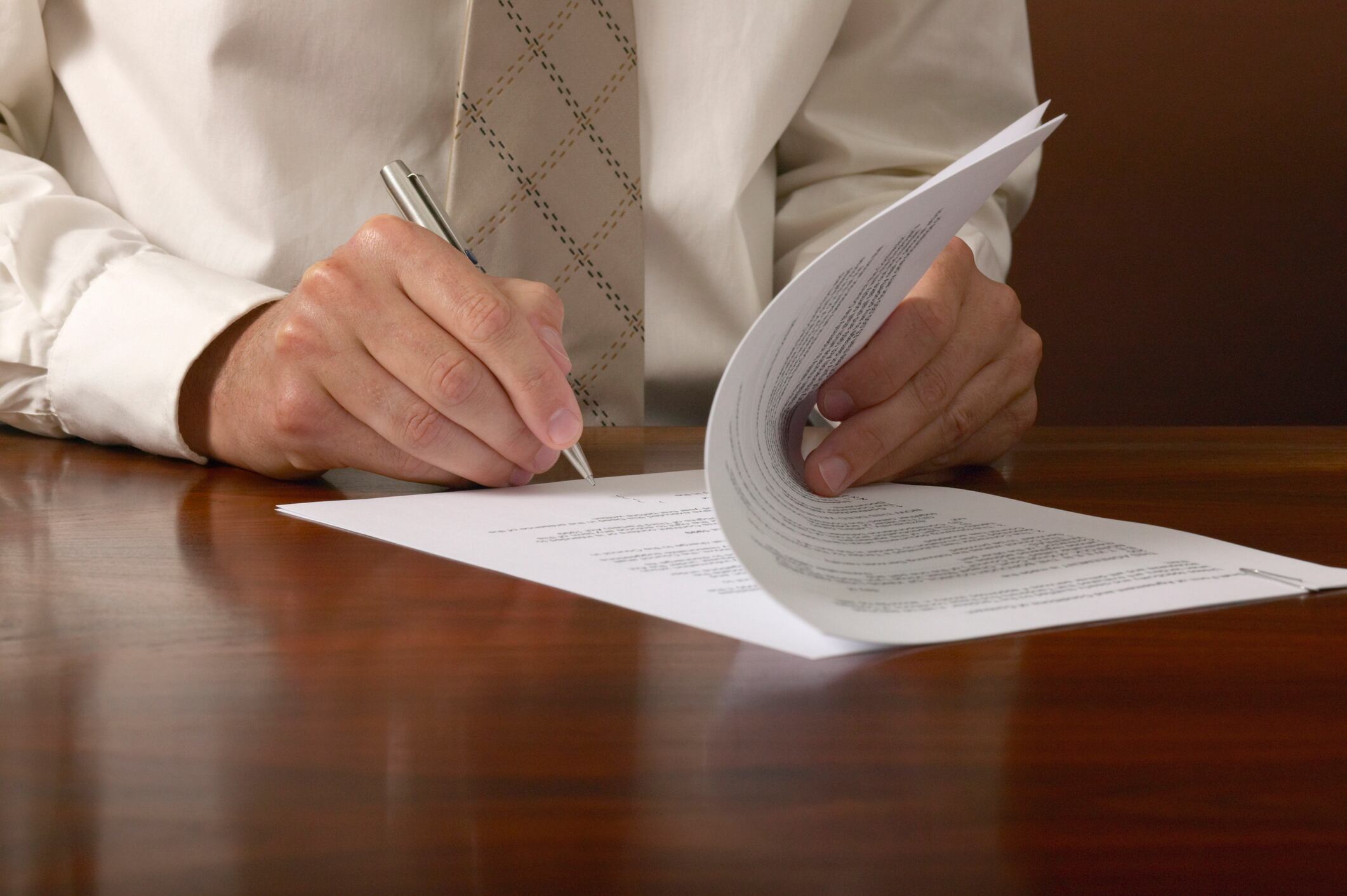 Foto de referencia de una persona firmando un contrato. Foto: Getty Images