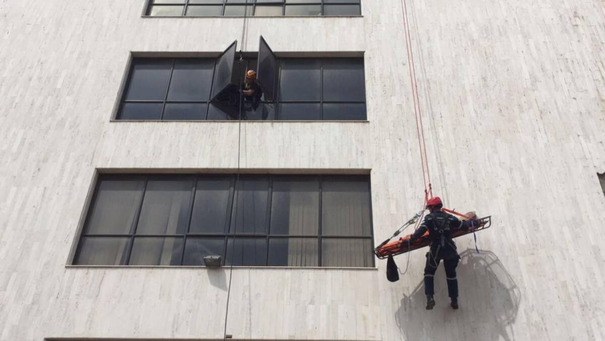 El edificio del banco BBVA fue el elegido en esta ocasión para la evacuación de personas en caso de un sismo de 6.5
