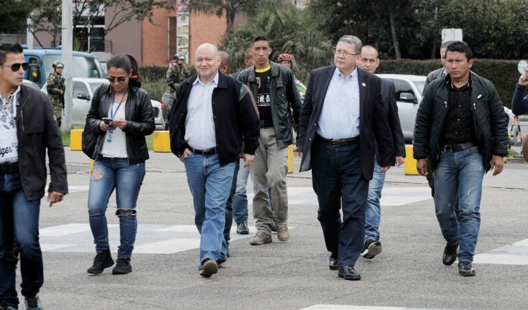 Miembros de las Farc duante su visita a Jesús Santrich en el búnker de la Fiscalía 
