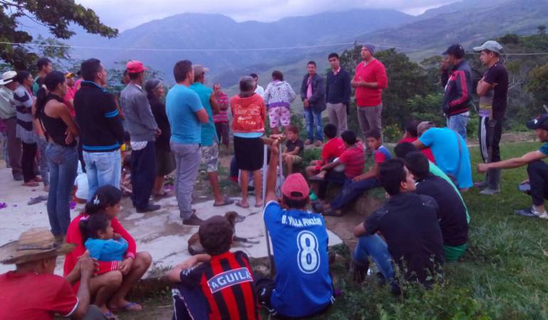 La comunidad desplazada sostiene un encuentro con funcionarios de la personería.