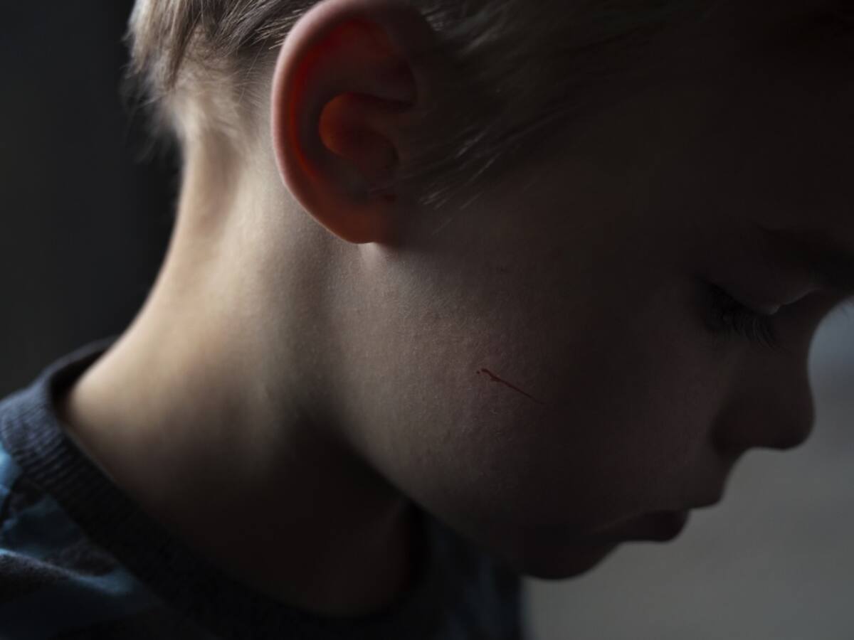 Denuncia: Amarraban partes íntimas de menor para que no orinara