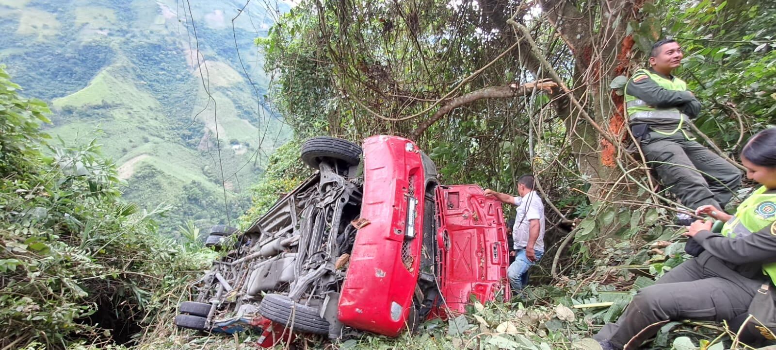 Accidente de bus intermunicipal en Cundinamarca. Foto: Bomberos Cundinamarca