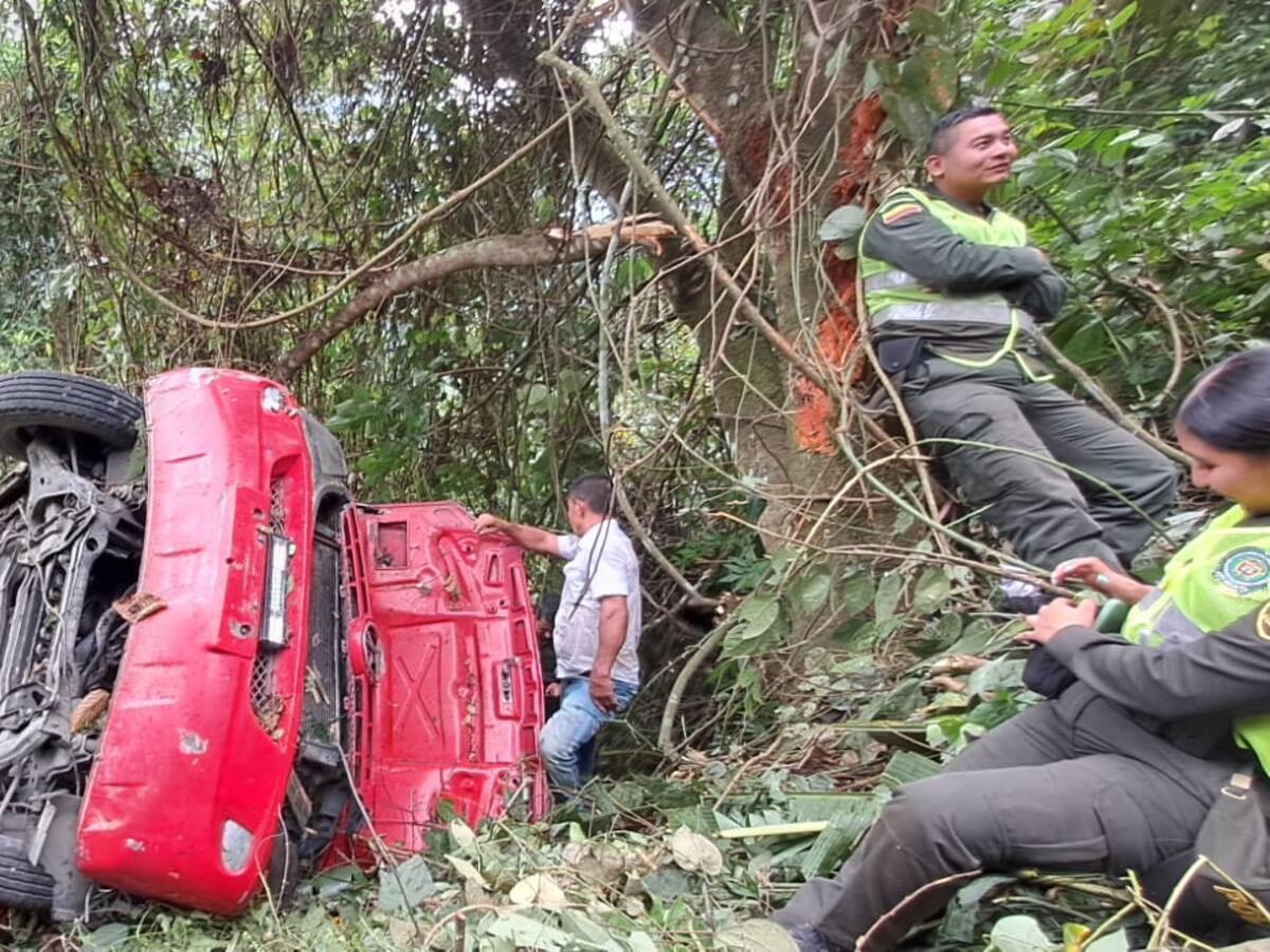 Bus intermunicipal cayó a un abismo en Cundinamarca: Hay 19 heridos y un fallecido