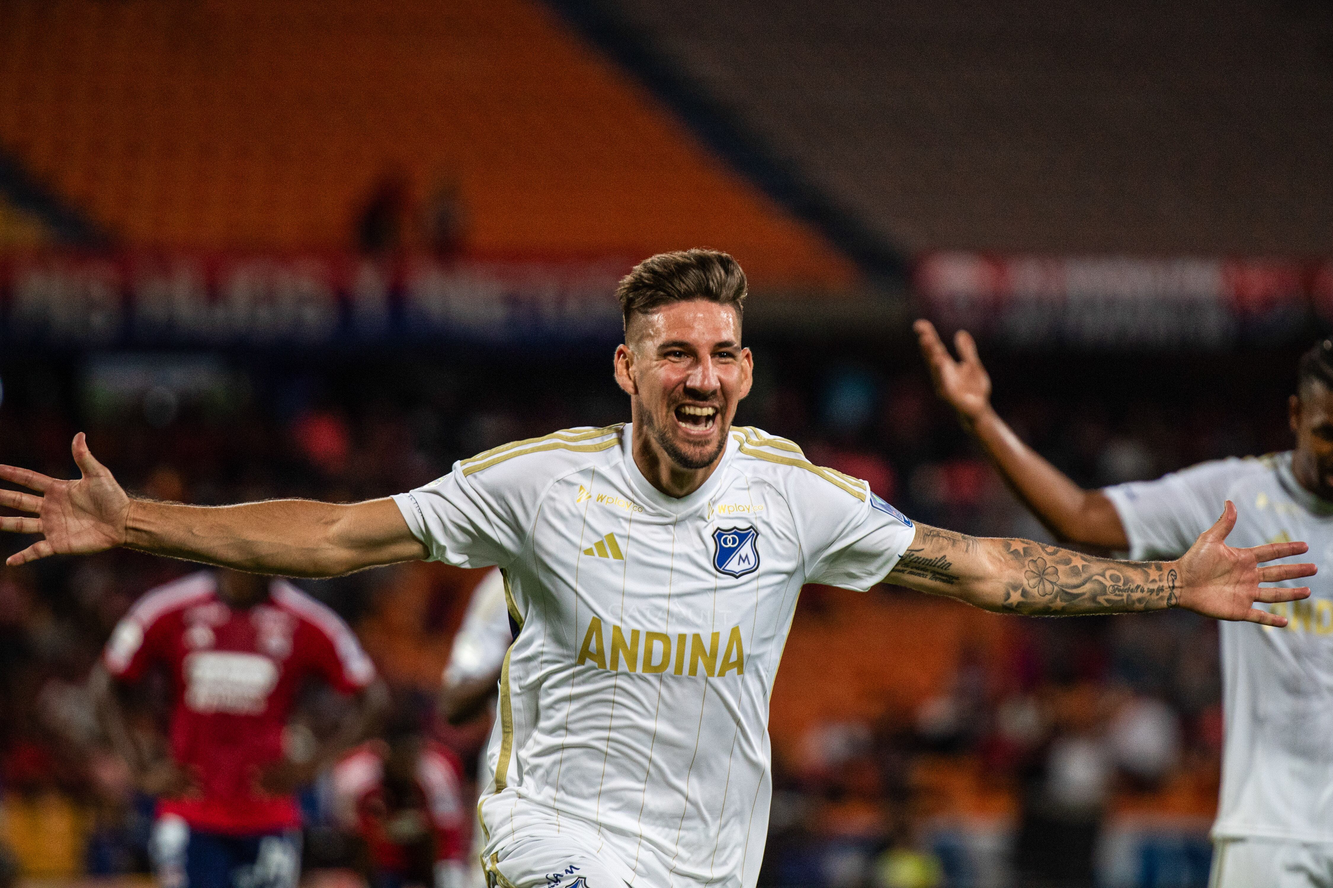 Santiago Giordana festeja un gol con Millonarios ante el Medellín. (Photo by: Camilo Moreno/Long Visual Press/Universal Images Group via Getty Images)