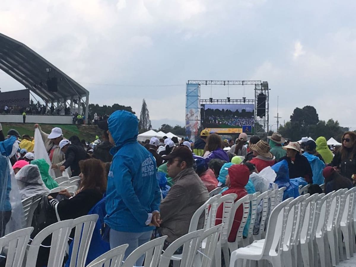 Ni la lluvia les va impedir a los feligreses sacarle una bendición al papa