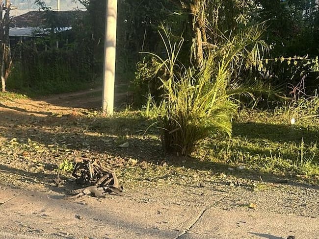 Dos policías heridos deja activación de moto con explosivos en la vía Panamericana