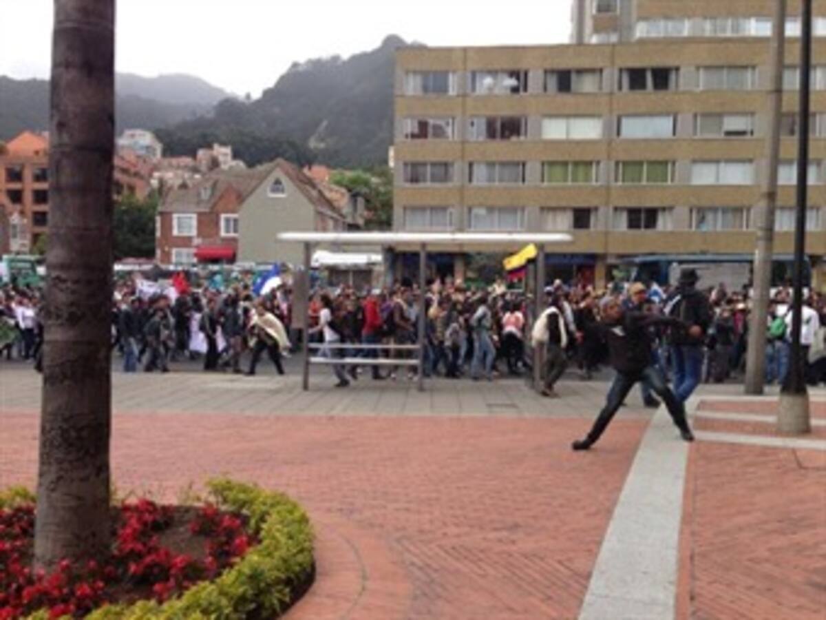 Primeros enfrentamientos entre manifestantes con la Fuerza Pública en Bogotá
