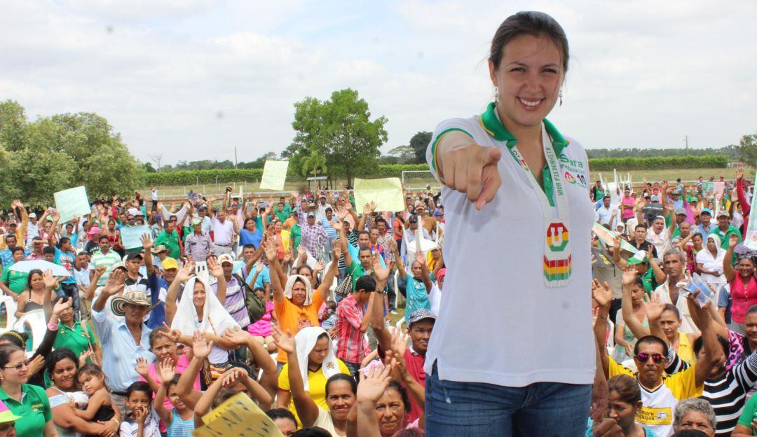 La representante a la Cámara por Córdoba Sara Piedrahita, en campaña por el partido de la U en 2014. 