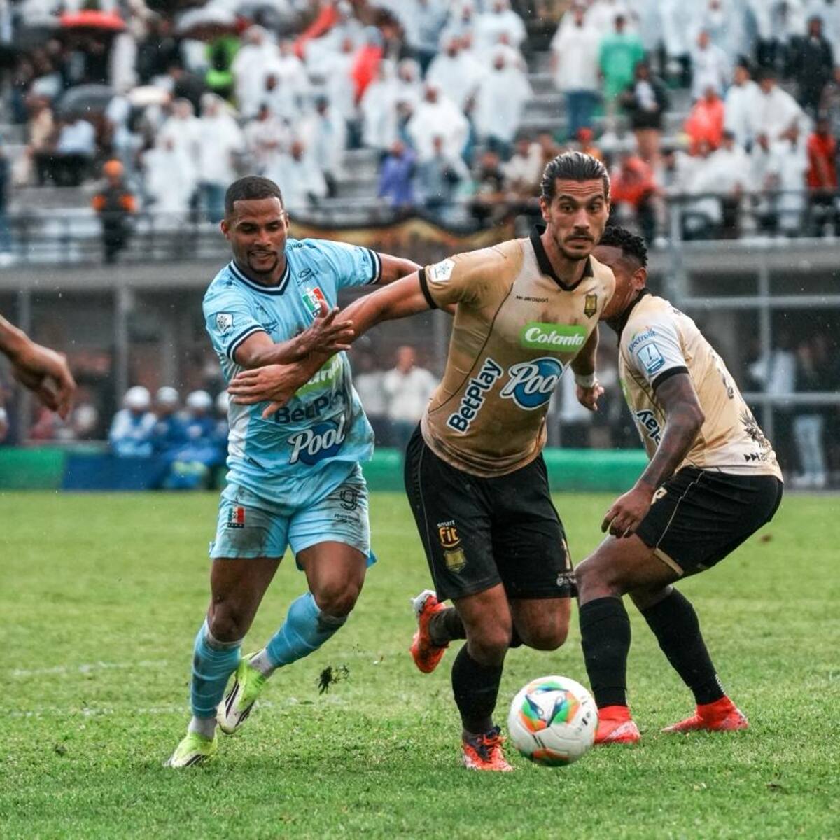 Empate con polémica: Águilas y Once Caldas firmaron un 2-2 lleno de drama