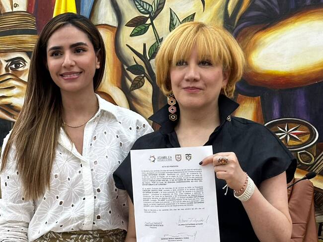 Liliana Estupiñán (Der.) tomó posesión frente a la presidenta de la Asamblea de Córdoba, Carolina Zapata Ruiz.