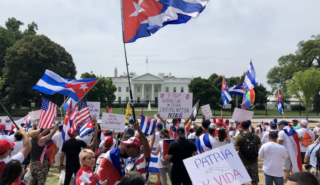 Multitudinaria protesta de exiliados cubanos frente a la Casa Blanca, Washington DC.