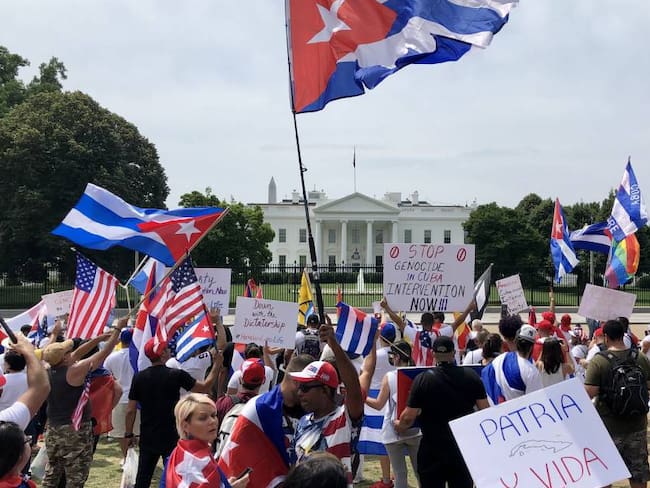 Multitudinaria protesta de exiliados cubanos frente a la Casa Blanca, Washington DC.