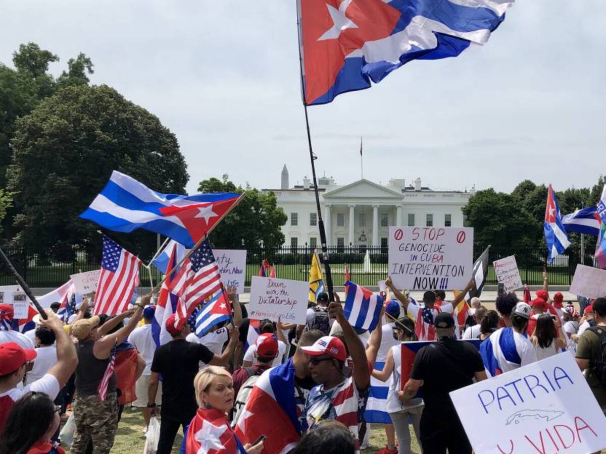 Exiliados protestan frente a Casa Blanca contra régimen castrista en Cuba