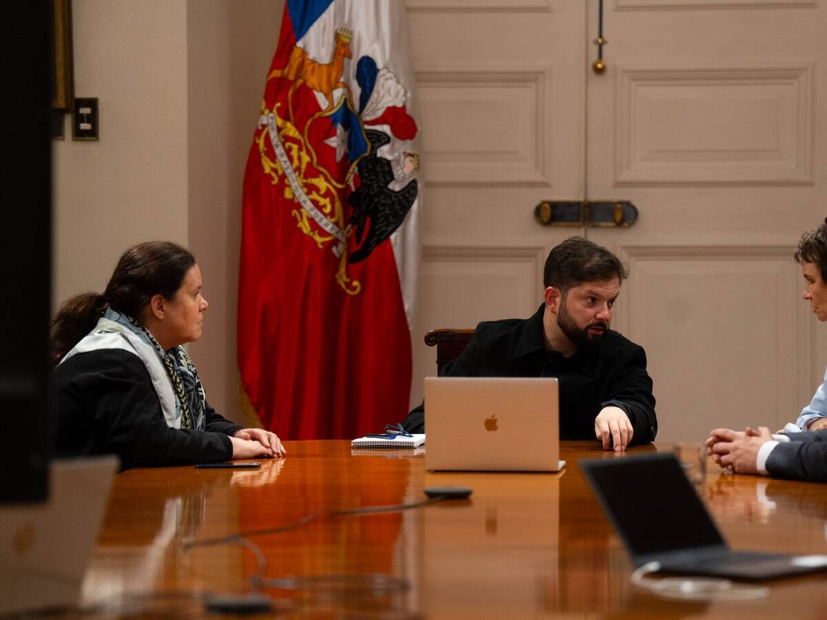 Gabriel Boric declara duelo nacional en Chile por asesinato de tres carabineros