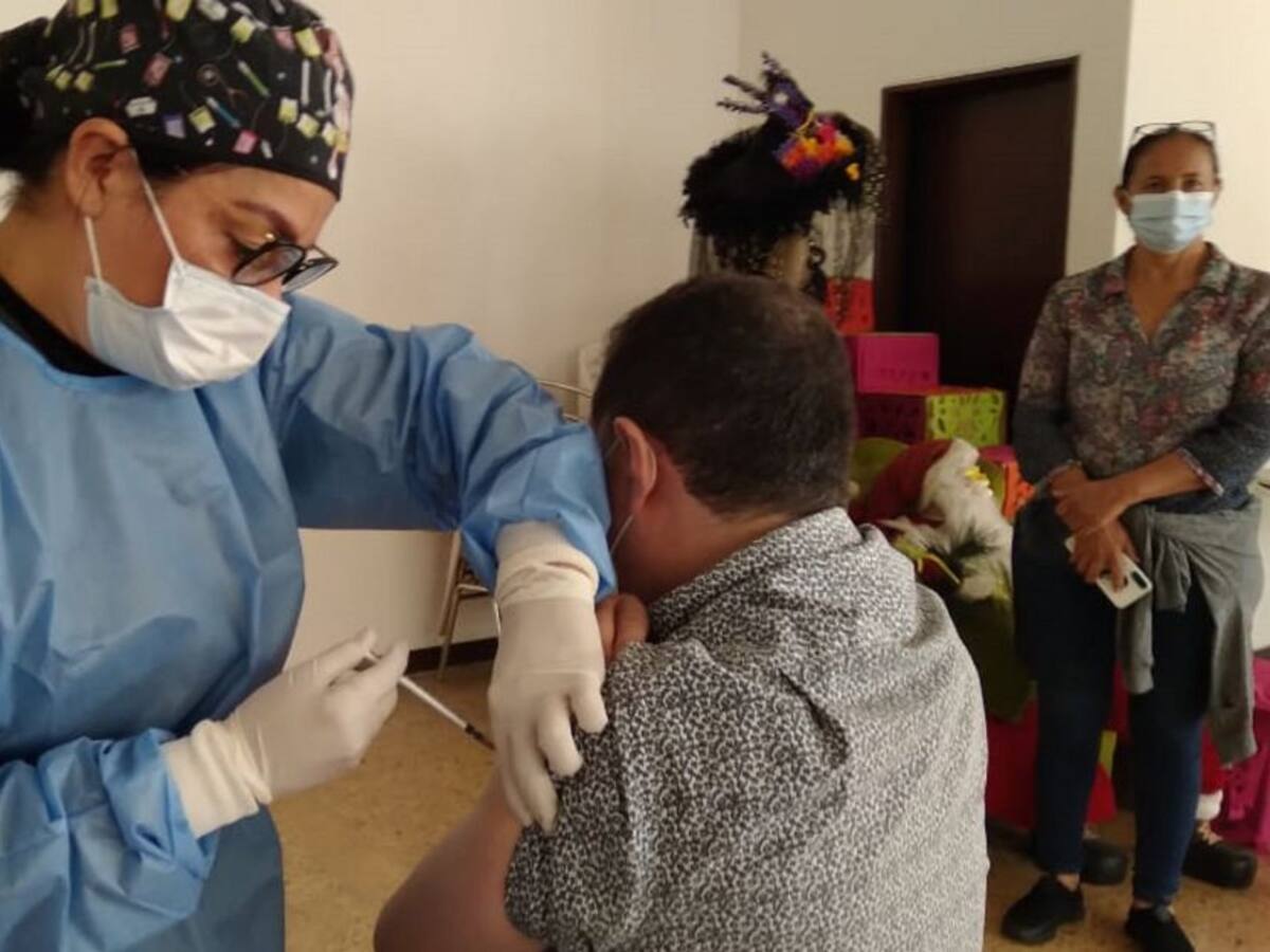 Intensifican jornadas de vacunación COVID en Armenia por riesgo de contagio