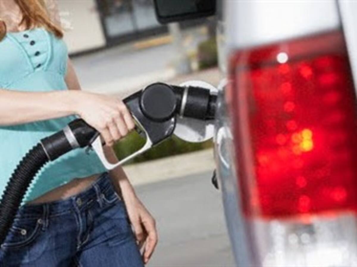Gasolina debería bajar más de 250 pesos en junio: senador Velasco