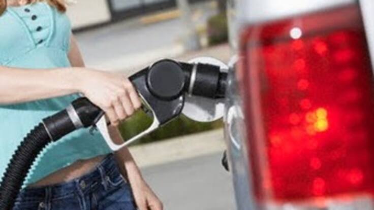 Gasolina debería bajar más de 250 pesos en junio: senador Velasco