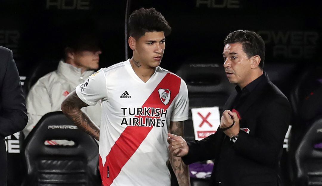 Marcelo Gallardo imparte instrucciones a Jorge Carrascal.