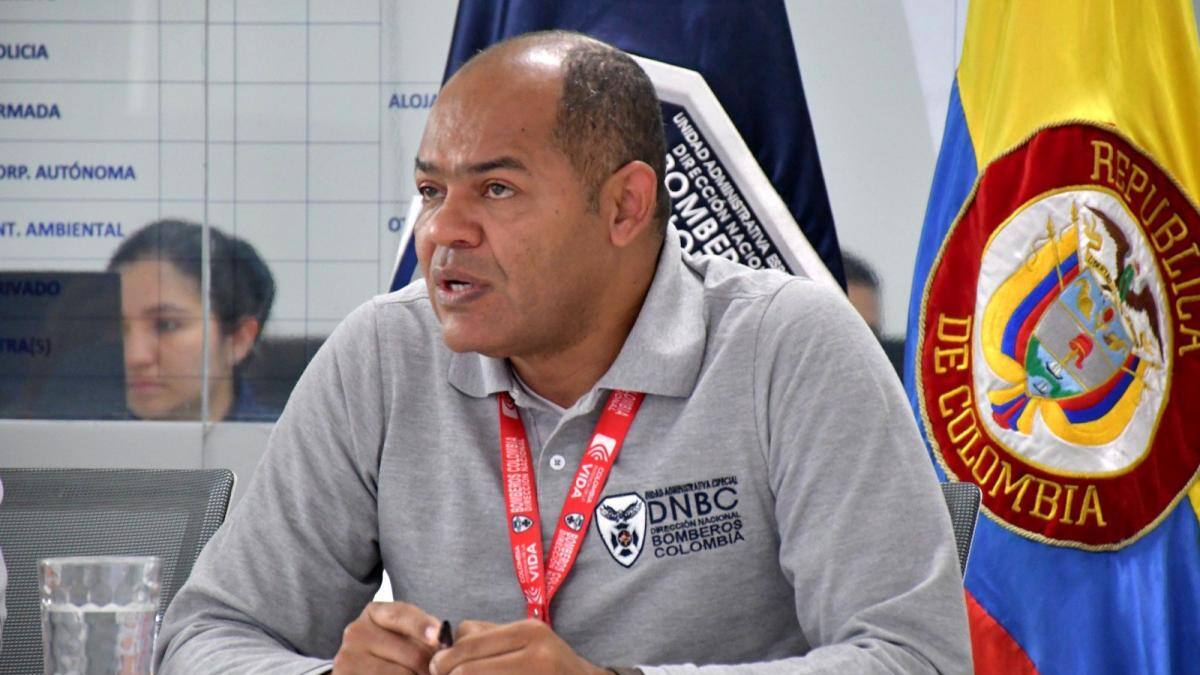 En medio de emergencias por incendios: Gobierno relevó al director general de bomberos