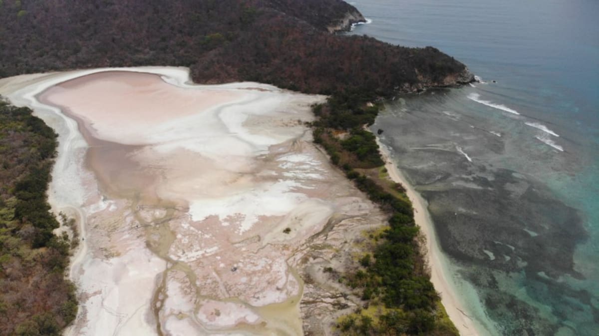 En Playa Chengue, hay luna laguna en donde aparecen superficie de sal cada vez que llega la sequía cada año