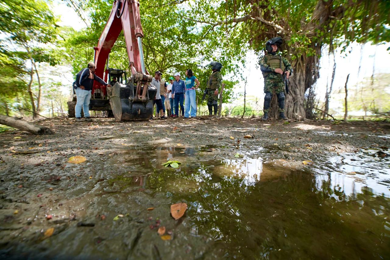 Derriban jarillones irregulares que mantenían aguas represadas en Cereté, Córdoba. Foto: MinAmbiente.
