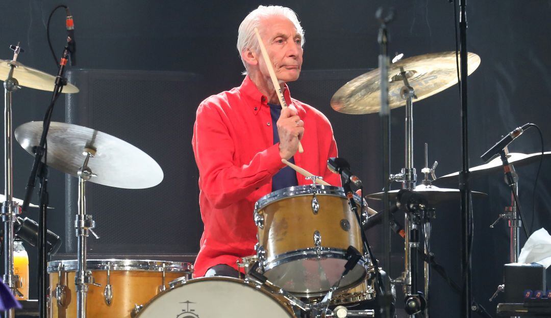 Murió Charlie Watts, baterista de The Rolling Stones, a los 80 años.