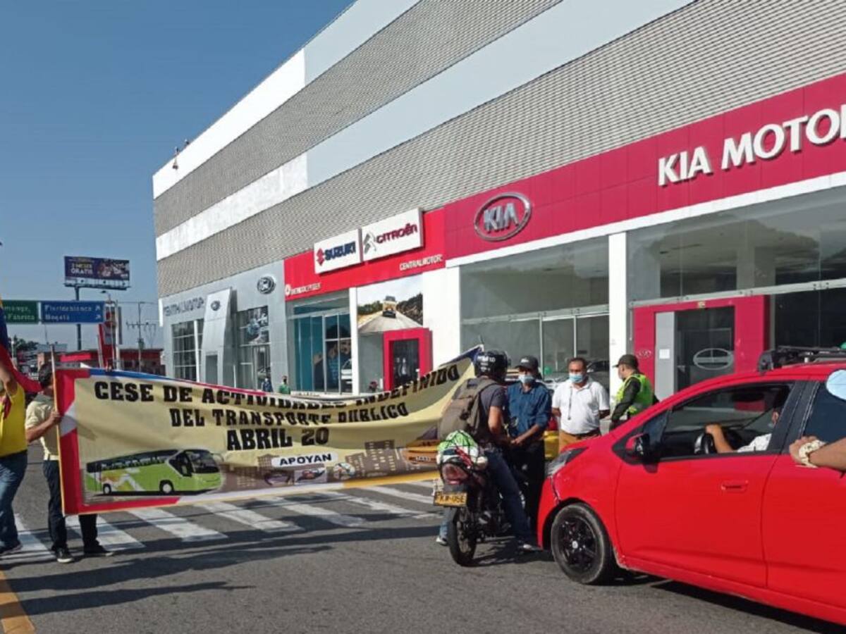 VIDEO: Hay enfrentamientos entre Policía y taxistas