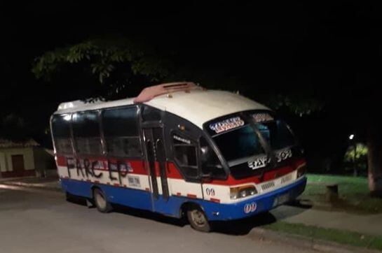 Bus marcado con insignias de FARC EP