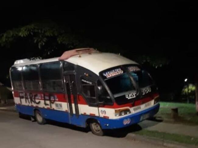 Bus marcado con insignias de FARC EP
