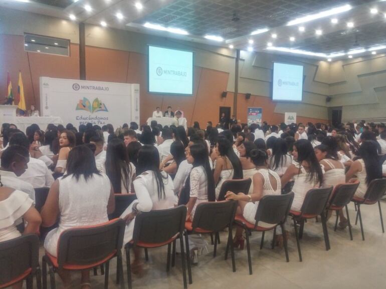 Ceremonia de graduación de 324 víctimas del conflicto armado