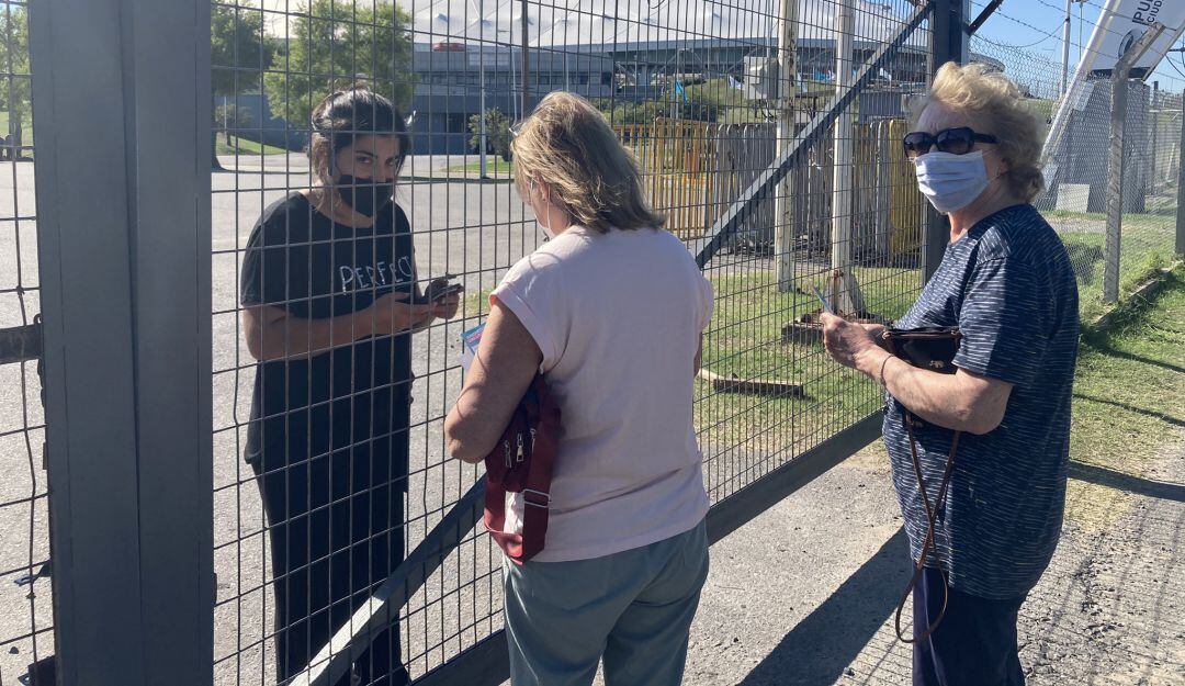 Una pareja de mujeres que esperaba permiso para ingresar al estadio Ciudad de La Plata para ser vacunadas.