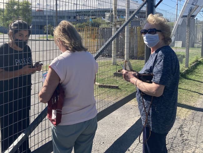 Una pareja de mujeres que esperaba permiso para ingresar al estadio Ciudad de La Plata para ser vacunadas.