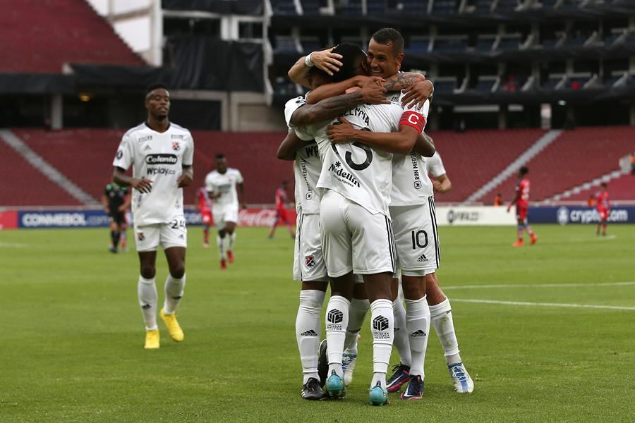 Jugadores de Medellín celebran un gol ante El Nacional de Ecuador por la ida de la fase 2 de la Copa Libertadores / EFE